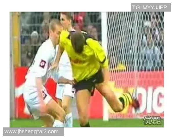 足球明星意外走光瞬间曝光引发热议网友纷纷调侃评论不断